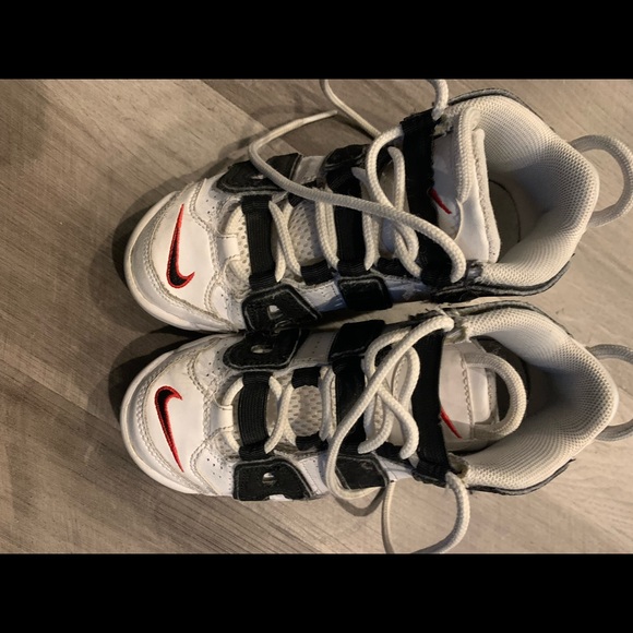 Kids gently used Nike in size 12.5 - Picture 2 of 6